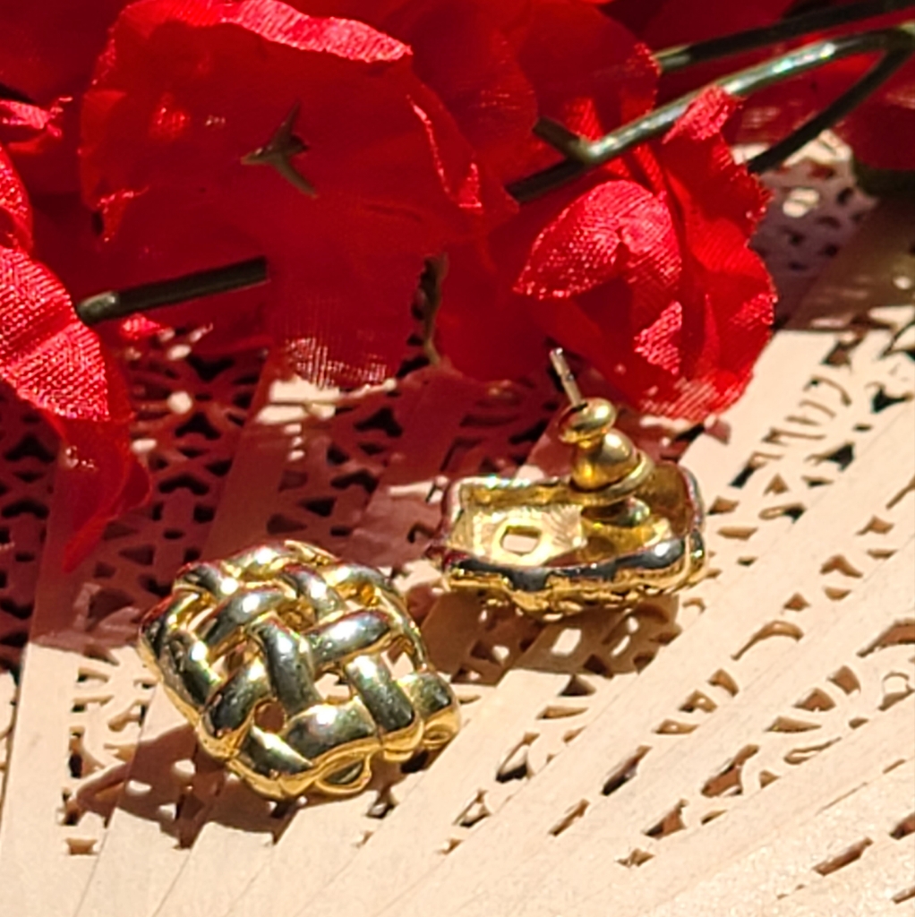 Ladies Studded Earrings For Sale